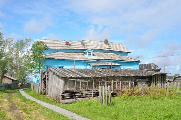 Península de Kola, antiga vila de Pomor Varzuga, uma antiga casa de madeira — Fotografia de Stock