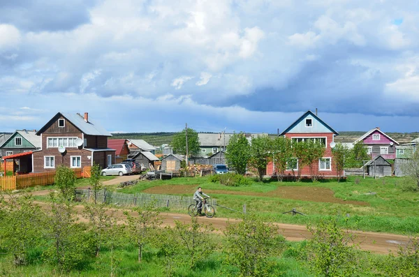 Varzuga, Кольський півострів, Росія, 05 червня 2015 року. Старий Поморського село Varzuga в хмарний літній день — стокове фото