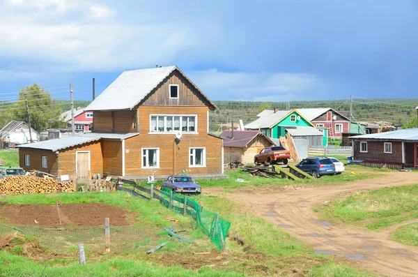 Varzuga, Kolského poloostrova, Rusko, června, 05, 2015. Staré Pomeranian vesnice z Varzuga v zamračeným letním dni — Stock fotografie