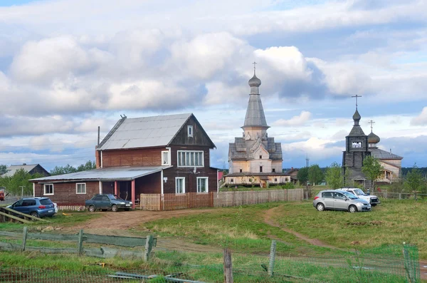 Varzuga, Península de Kola, Rússia, 05 de junho de 2015. Velha aldeia da Pomerânia de Varzuga no dia nublado de verão — Fotografia de Stock