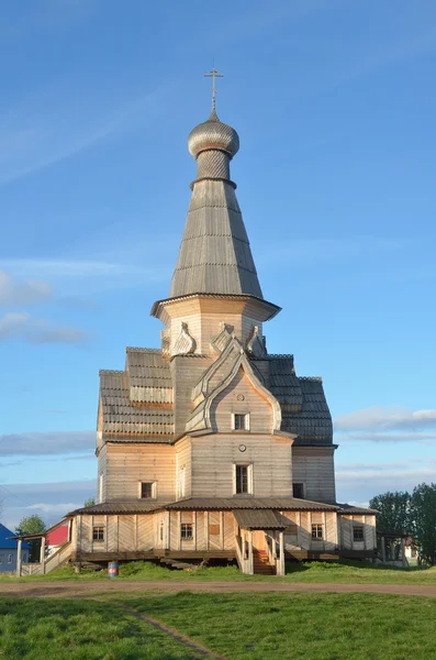 Rusia, región de Murmansk, distrito de Tersky, el pueblo de Varzuga. La Iglesia de la Dormición, construida en 1674 — Foto de Stock
