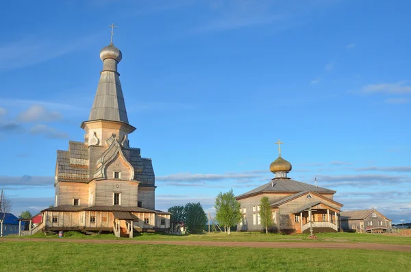 Rusia, región de Murmansk, distrito de Tersky, el pueblo de Varzuga. La Iglesia de la Dormición, construida en 1674, y la Iglesia de San Atanasio el Grande — Foto de Stock