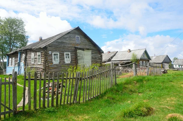 Péninsule de Kola, ancien village poméranien de Varzuga dans une journée nuageuse d'été — Photo