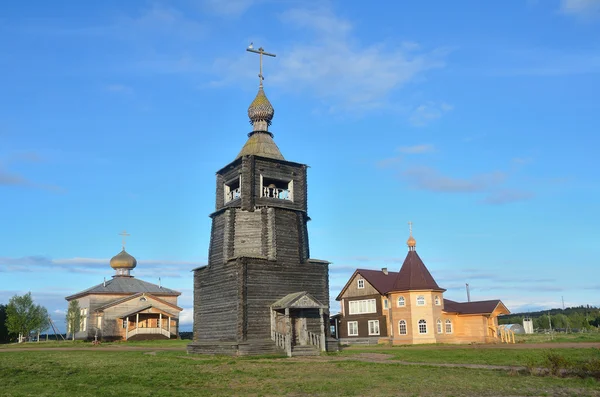 Rússia, região de Murmansk, distrito de Tersky. Costa da Península de Kola no mar Branco. A aldeia de Varzuga. A Igreja da Dormição, construída em 1674 — Fotografia de Stock