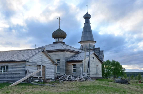 Notti bianche sulla penisola di Kola. Vecchia chiesa in legno nel villaggio di Varzuga — Foto Stock