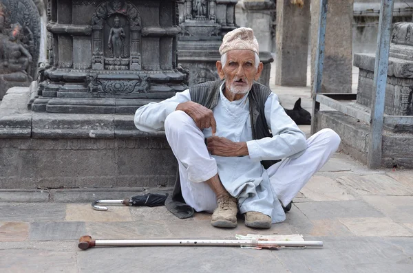 Katmandou, Népal, 29 septembre 2013, Népal Scène : vieil homme mendiant dans le complexe du temple de Swayambhunath — Photo