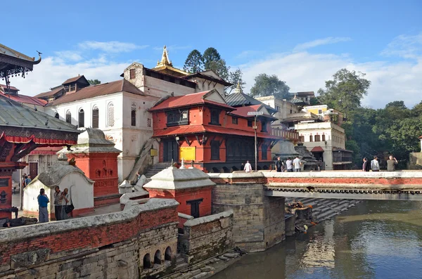 Kathmandu, Nepal, November, 13, 2012, Pashupatinath complex, cremation of dead on the banks of the sacred Bagmati river.  In spring 2015 complex  was partially destroyed during the earthquake — 图库照片