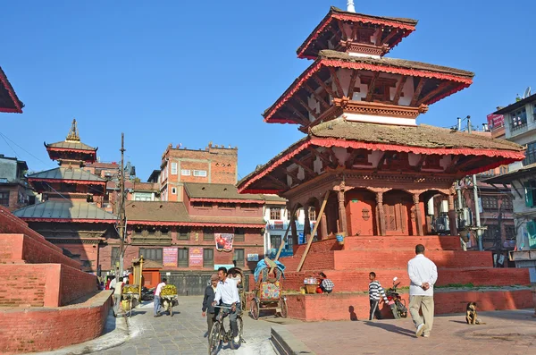 加德满都，尼泊尔，日内瓦，27，到 2013 年，尼泊尔场景: 古代的杜巴广场上行走的人。在可能 2015年广场部分在地震中被毁 — 图库照片