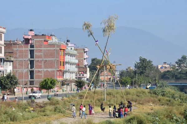 Kathmandu, Nepal, October, 25, 2012, Nepali  Scene: Children swinging on a swing on a street in Kathmandu — 图库照片