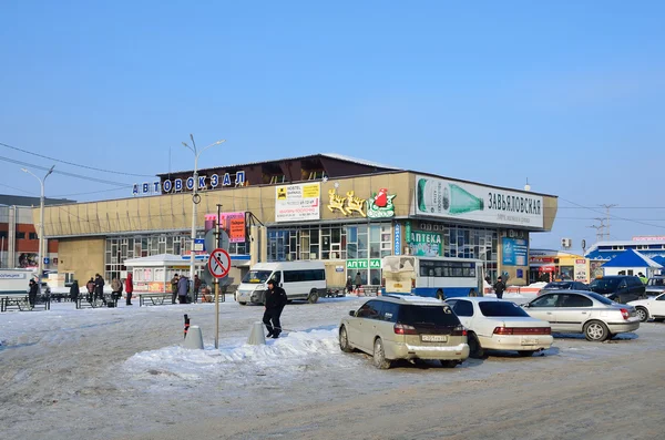 Barnaul, Rússia, 14 de janeiro de 2016, Pessoas andando perto da estação de ônibus em Barnaul no inverno — Fotografia de Stock