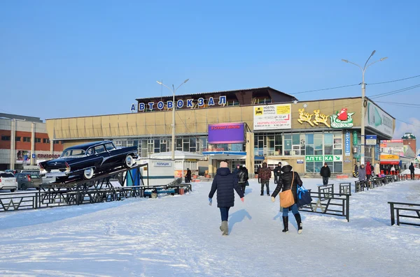 Barnaul, Russia, January, 14, 2016, People walking near the bus station in Barnaul in winter — Stock Photo, Image