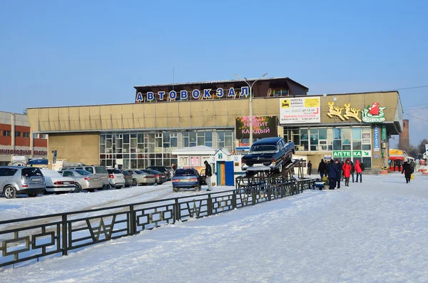 Барнаул, Россия, 14 января 2016 года, Люди, гуляющие у автостанции в Барнауле зимой — стоковое фото
