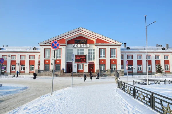 Barnaul, Rusko, ledna, 14, 2016, lidé chodit v zimě poblíž železniční stanice ve městě Barnaul — Stock fotografie