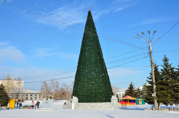 Barnaul, Rusia, 13 de enero de 2016, Gente caminando por el centro de Barnaul cerca del árbol de Navidad principal —  Fotos de Stock