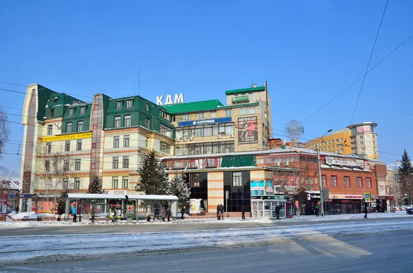 俄罗斯 Barnaul 2016 年 1 月 14 日，人们步行由招股说明书的建设者在 Barnaul — 图库照片