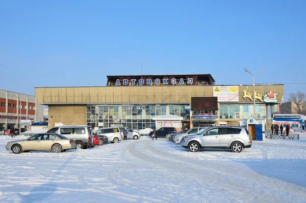 Barnaoel, Rusland, januari, 14, 2016, mensen lopen in de buurt van het busstation in Barnaoel in de winter — Stockfoto