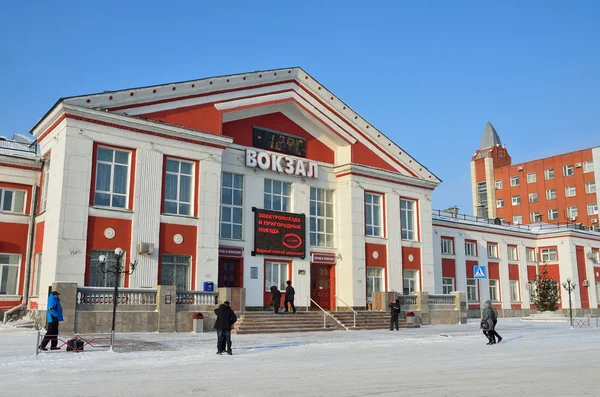 Barnaul，俄罗斯，2016 年 1 月 14 日，人们在冬天在 Barnaul 火车站附近散步 — 图库照片