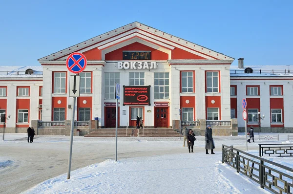 Barnaul, Russia, January, 14, 2016, People walking near railway station in Barnaul in the winter — Stock Photo, Image