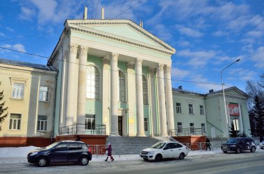 Barnaul, Rusya, Ocak, 13, 2016. İnsanlar ve çocuk ve gençlik Altay Barnaul bölgesel Palace yakınındaki arabalar