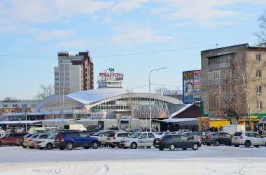 Barnaul, Rusya Federasyonu, 13 Ocak 2016, insanlar yeni market Barnaul yakınındaki yürüyüş
