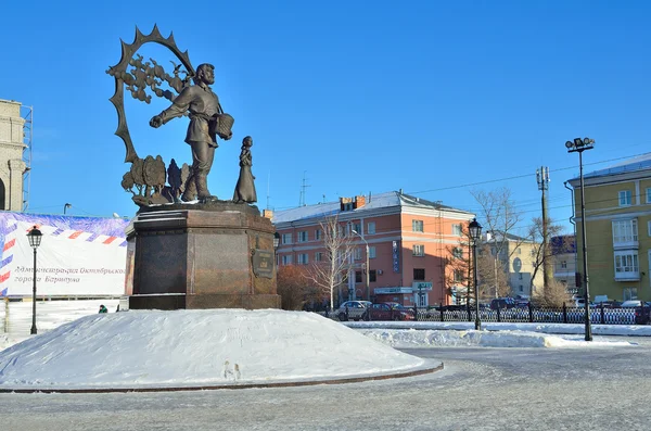 Barnaoel, Rusland, januari, 13, 2016. Mensen lopen in de buurt van het monument aan de immigranten naar Altaj, Barnaoel — Stockfoto