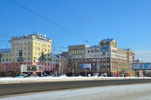 Barnaul, Rússia, 13 de janeiro de 2016. A Avenida Lenin em Barnaul, os edifícios do Banco de Investimento BCS e da Universidade Financeira — Fotografia de Stock