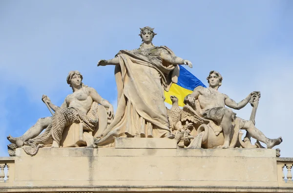Lviv, Ucrania, 15 de septiembre de 2013. Edificio de la Universidad Nacional de Lviv lleva el nombre de Ivan Franko, escultura en el techo. Fue construido en 1877-1881 —  Fotos de Stock