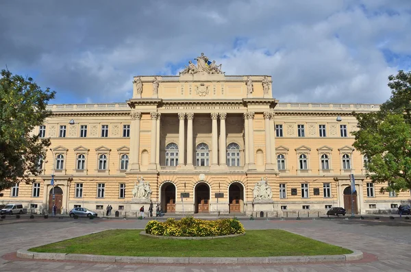 Lviv, Ucrania, 15 de septiembre de 2013. Edificio de la Universidad Nacional de Lviv lleva el nombre de Ivan Franko. Fue construido en 1877-1881 — Foto de Stock