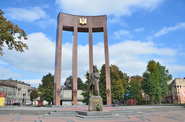 Lviv, Ucrania, 15 de septiembre de 2013. El monumento a Stepan Bandera en la plaza de Kropivnitsky — Foto de Stock