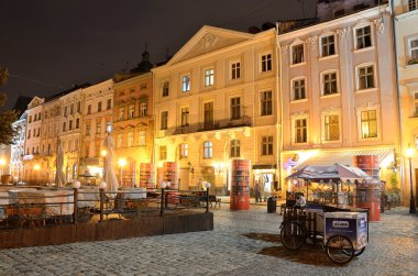 Lviv, Ukrayna, Eylül, 16, 2013. Lviv pazar meydanında sonbahar gece