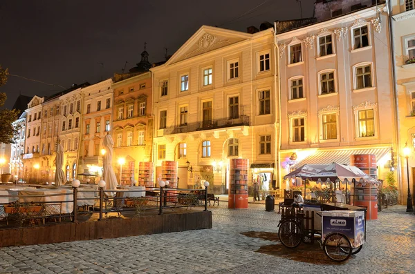 Lviv, Oekraïne, September 16, 2013. Marktplein in Lviv in de herfst bij nacht — Stockfoto