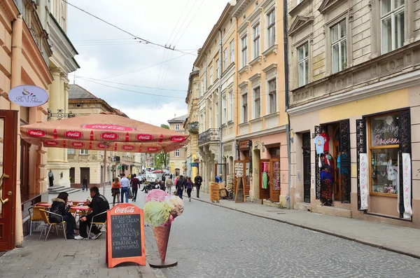 Lviv, Ukrayna, Eylül, 16, 2013. İnsanlar Lviv tarihi merkezi — Stok fotoğraf