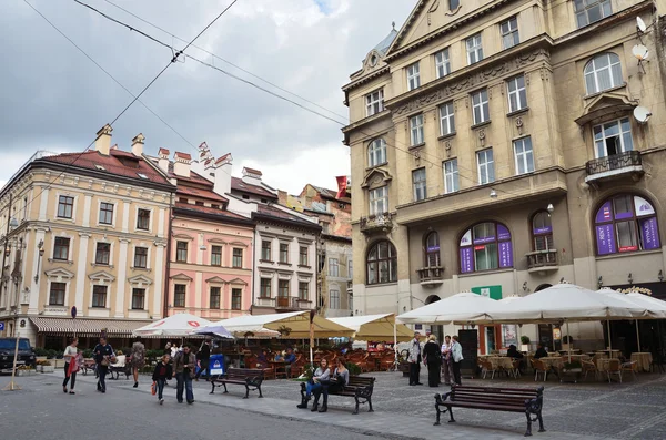 Lviv, Ucrânia, 16 de setembro de 2013. Pessoas andando na praça de Galitsky em Lviv — Fotografia de Stock