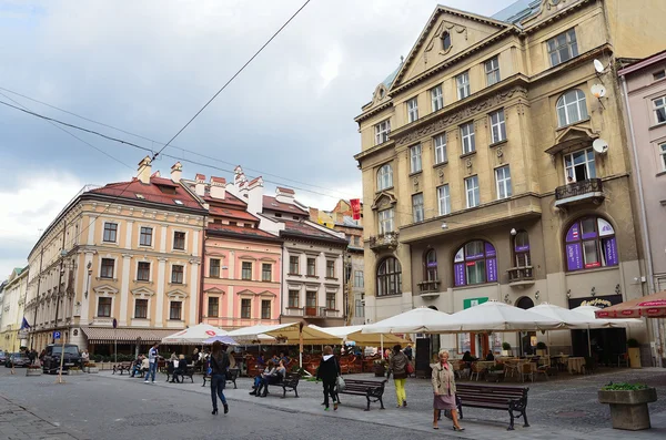 Lviv, Ukrayna, Eylül, 16, 2013. Lviv Galitsky Meydanı üzerinde yürüyen insanlar — Stok fotoğraf