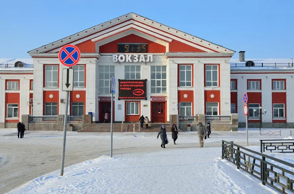 Барнаул, Россия, 14 января 2016 года, Люди, гуляющие у железнодорожного вокзала в Барнауле зимой — стоковое фото