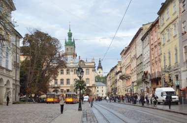 Lviv, Ukrayna, Eylül, 16, 2013. İnsanlar Lviv tarihi merkezi