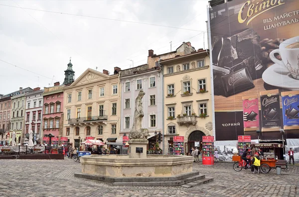 Lviv, Ukraina, September 16, 2013. Torget i Lviv i höst — Stockfoto