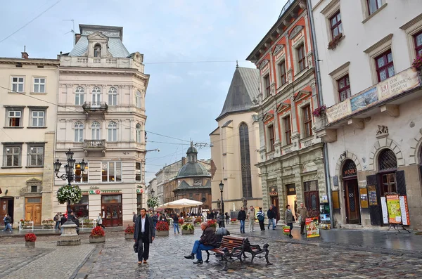 Lviv, Ukraine, September, 16, 2013. People walking  in the historic center of Lviv — Stock Photo, Image