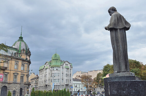 Львов, Украина, 16 сентября 2013 г. Памятник Тарасу Шевченко - памятник украинцу Тарасу Шевченко на проспекте Свободы. Рабочие скульпторы братья В. и А. Сугорских, архитекторы Ю. Ю. Кромея Бак
