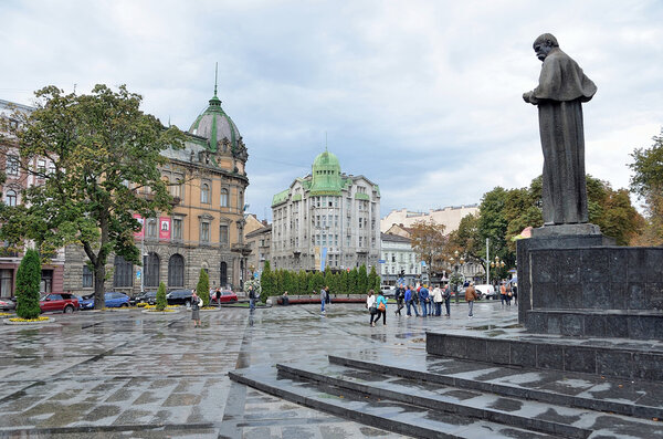 Львов, Украина, 16 сентября 2013 г. Памятник Тарасу Шевченко - памятник украинцу Тарасу Шевченко на проспекте Свободы. Рабочие скульпторы братья В. и А. Сугорских, архитекторы Ю. Ю. Кромея Бак

