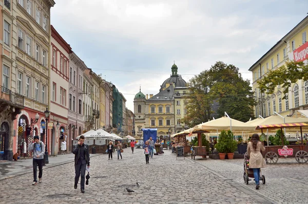 Lviv, Oekraïne, September 16, 2013. Mensen lopen in het historische centrum van Lviv — Stockfoto