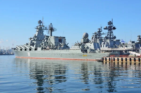 Владивосток, 05 октября 2015 г. Флагман Тихоокеанского флота охраняет ракетный крейсер "Варяг" в порту Владивосток — стоковое фото