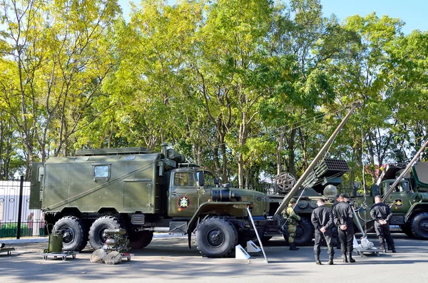 Vladivostok, Rusia, 05 de octubre de 2015. Equipamiento militar moderno se exhibe en el terraplén de Pedro el Grande en el Día de la Innovación 15.10.2015 año, Entrada libre — Foto de Stock