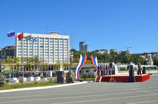 Vladivostok, Rusia, 05 de octubre de 2015.El conjunto de canciones y danzas de la flota del Pacífico se encuentra en el terraplén de Pedro Magno en el fondo de la Dirección y el personal de la flota del Pacífico —  Fotos de Stock