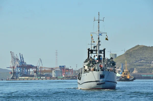 Vladivostok, Rusia, 05 de octubre de 2015. Pequeño barco de inteligencia del 3er grado "Goniómetro" en Pedro la Gran Bahía en Vladivostok — Foto de Stock