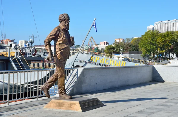 Vladivostok, Rusia, 05 de octubre de 2015. El monumento a Alexander Isayevich Solzhenitsyn en el terraplén de Pedro el Grande en Vladivostok — Foto de Stock