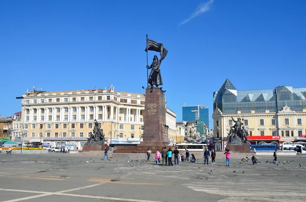ウラジオストク、ロシアは、2015 年 10 月 5 日。革命戦士広場上を歩く人 — ストック写真