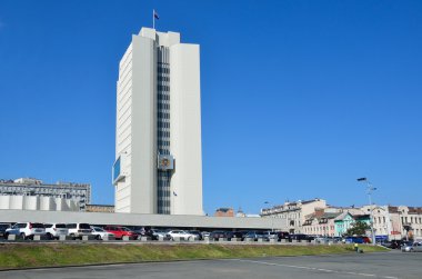 Vladivostok, Rusya, 11 Ekim 2015. Bölgesel Yönetim Binası ve Vladivostok devrimin savaşçıların Meydanı yakınında arabalar