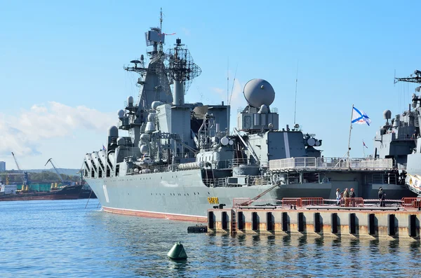 Vladivostok, October, 05, 2015. The flagship of the Pacific fleet guards missile cruiser "Varyag" in the port of Vladivostok — Stock Photo, Image