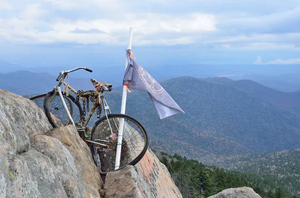 Primorsky krai, 05 de octubre de 2015. Bicicleta y bandera en la cima de la montaña Pedán —  Fotos de Stock